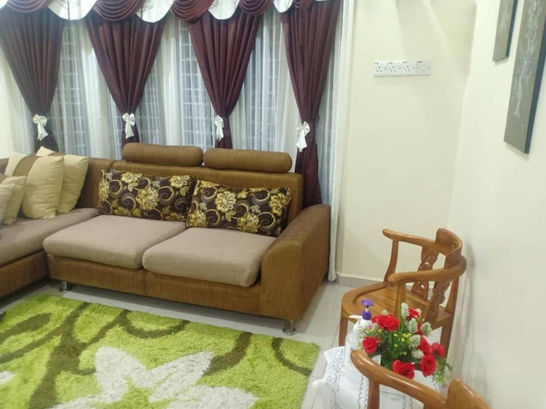 Kh Homestay Comfy N Calm เซอรีมันจุง ภายนอก รูปภาพ