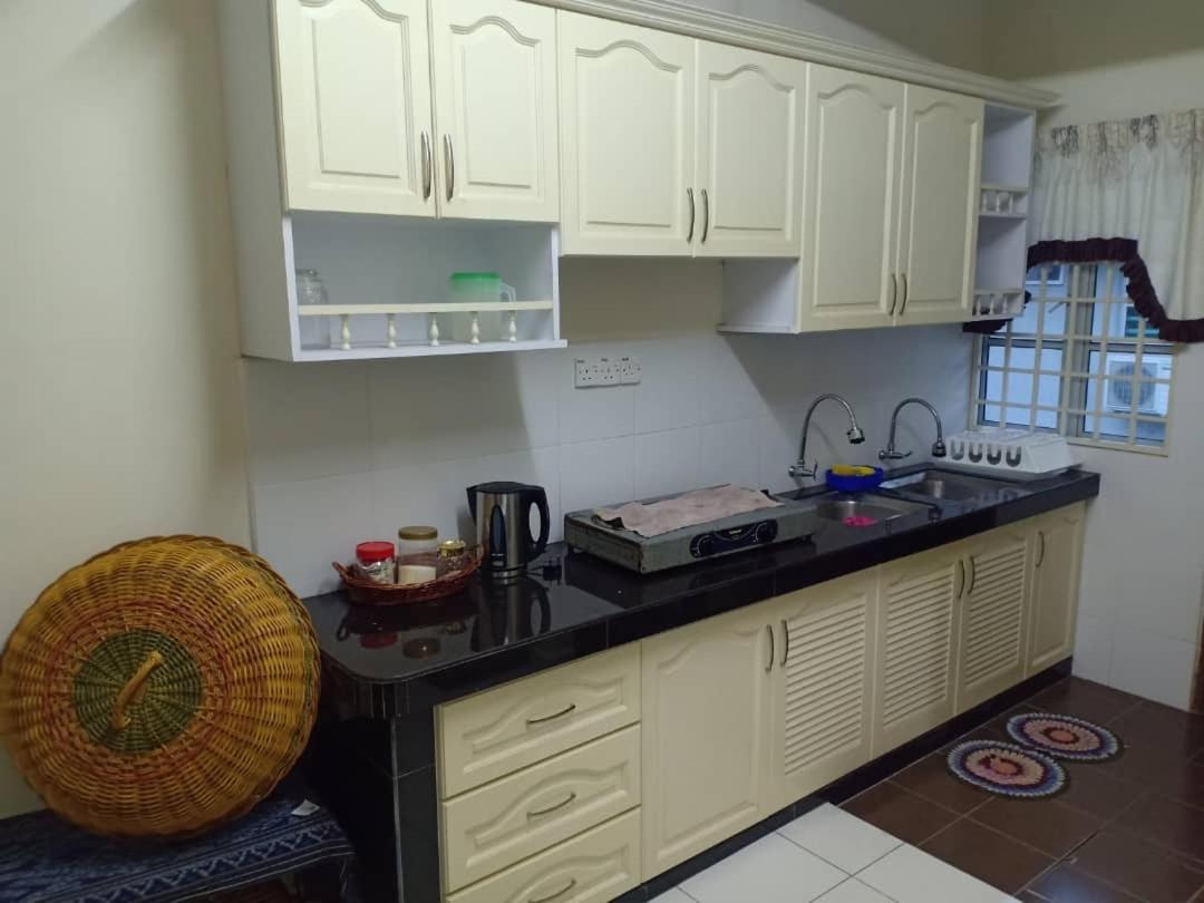 Kh Homestay Comfy N Calm เซอรีมันจุง ภายนอก รูปภาพ